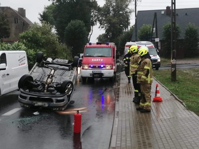 We wtorek około godziny 13:55 doszło do wypadku w miejscowości Siemczyno. Dachowało tam auto. O zdarzeniu informuje na swoim profilu facebookowym OSP Czaplinek. - Z relacji dyspozytora wynikało, że jedna osoba jest zakleszczona w rozbitym pojeździe. Pierwsza na miejscu pojawiła się miejscowa OSP Siemczyno, której dowódca stwierdził że osoba kierująca znajduje się poza pojazdem - piszą strażacy OSP Czaplinek. Polecono zabezpieczyć miejsce zdarzenia, wprowadzić ruch wahadłowy i uprzątnąć pojazd blokujący prawy pas ruchu. Przybyły na miejsce zdarzenia ZRM, po przebadaniu pacjenta zadecydował o pozostawieniu kierującego na miejscu, nie wymagał on udzielenia pomocy. W działaniach brały udział zastęp OSP Semczyno, zastęp OSP Czaplinek, 2 zastępy JRG Drawsko Pom., 1 ZRM, radiowóz policji.Zobacz także: Koszalin: wypadek na al. Monte Cassino - zderzenie auta osobowego i skutera