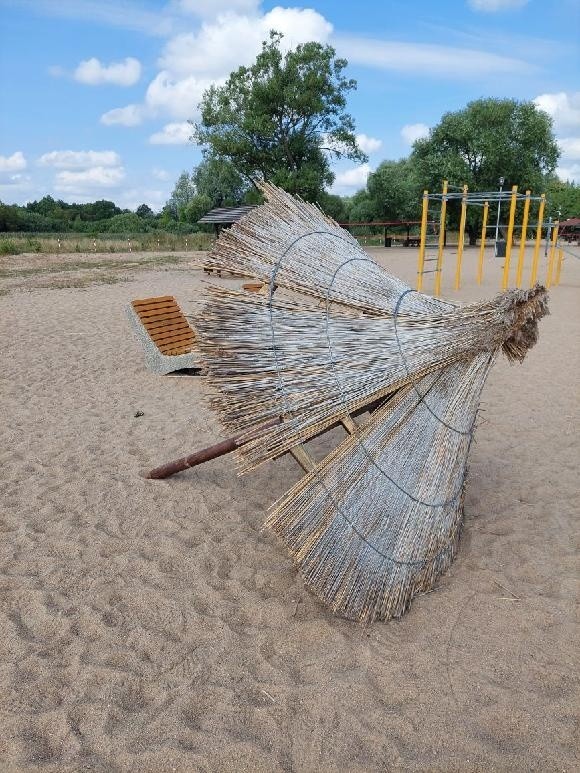 Kolejne akty wandalizmu w Choroszczy. Spalona ławka, złamany słomiany parasol i zniszczona budka dla owadów wykonana przez dzieci