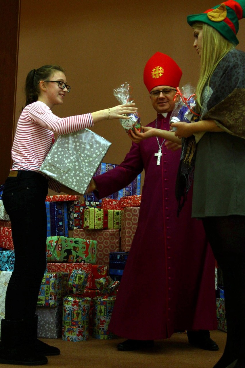 Caritas rozdał dzieciom prezenty na mikołajki (ZDJĘCIA)