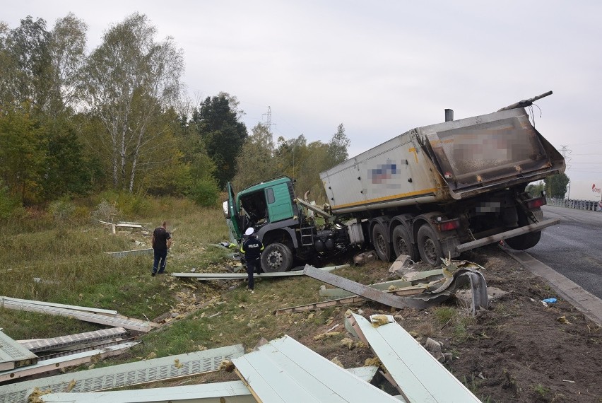 Wypadek pod Stargardem. Ciężarówka przebiła ekrany akustyczne na obwodnicy Kobylanki, Morzyczyna i Zieleniewa ZDJĘCIA