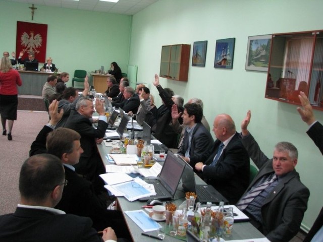 Podczas głosowania, radni wojewódzcy byli podzieleni w sprawie zmian w Wieloletnim Planie Inwestycyjnym zgodnie z podziałami partyjnymi.