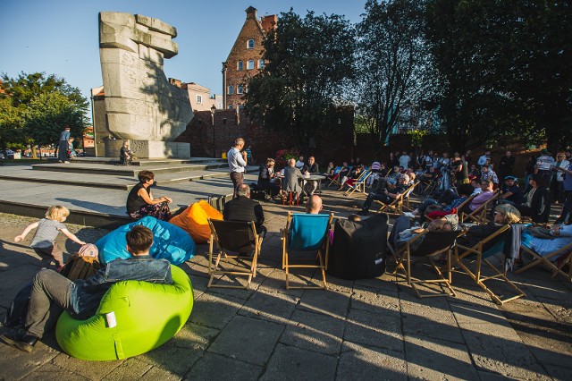 22.08.2019 przy pomniku "Tym co za polskość Gdańska" na Podwalu Staromiejskim odbyła się dyskusja dotycząca losów tej ulicy. W 2021 ma tu powstać jeden z czterech planowanych w sercu stolicy Pomorza nowych parkingów kubaturowych