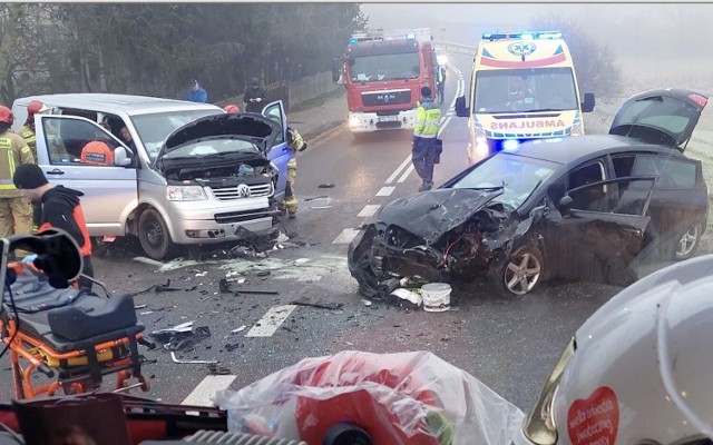 Interweniowała straż pożarna, pogotowie ratunkowe i policja. Trzy osoby zostały ranne.