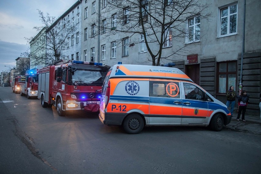 Pożar w kamienicy na Pogonowskiego. Dwie osoby zatruły się dymem [ZDJĘCIA]