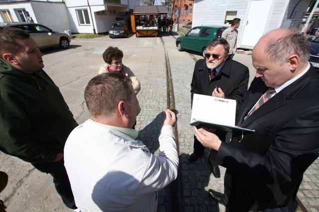 Na zdjęciu: Poniedziałkowe spotkanie w porcie, z kupcami rozmawiają Henryk Rupnik i Andrzej Olichwiruk