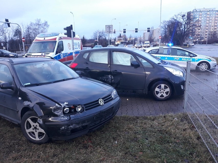 Wypadek nieoznakowanego radiowozu i volkswagena (ZDJĘCIA)