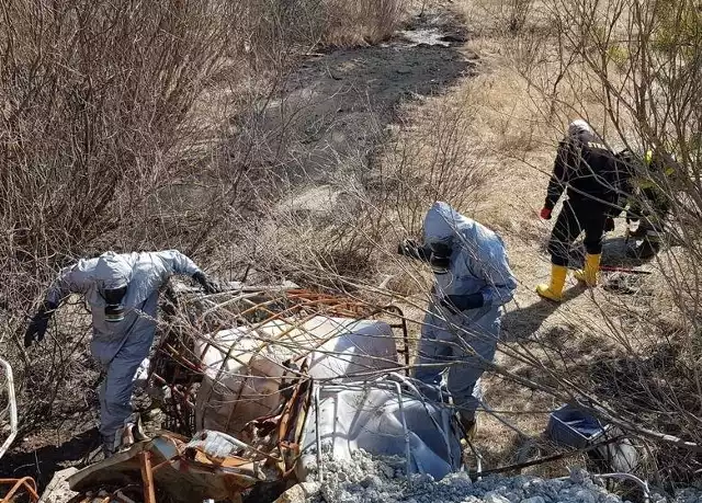 Na terenie starej cementowni znaleziono niebezpieczne odpady. Teraz trwa proces wywożenia ich.