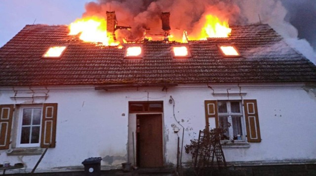 Dom w Goszczanowcu koło Drezdenka stanął w ogniu we wtorek 20 grudnia.