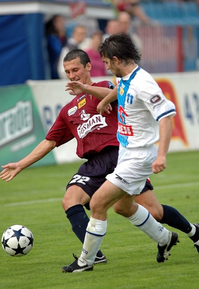 W pierwszym meczu rundy jesiennej Pogoń pokonała Wisłę w Szczecinie 2:0. Teraz czas na rewanż. W walce o piłkę pomocnik Pogoni Michał Łabędzki (z lewej) i Patryk Rachwał.