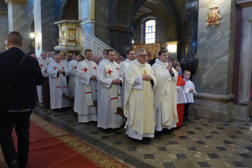 Diecezja kielecka ma siedmiu nowych kapłanów. Przyjęli święcenia w katedrze. To wyjątkowy dzień dla nich i ich rodzin [ZDJĘCIA, WIDEO]