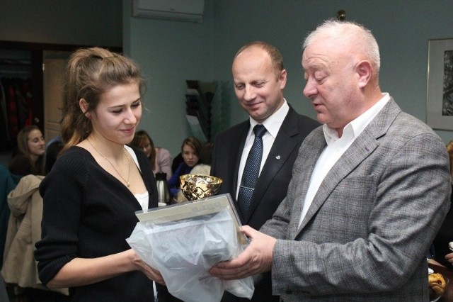 Prezes OKLA Andrzej Kowalczyk wręcza nagrodę odkryciu sezonu w klubie, Klaudii Dobkowskiej.