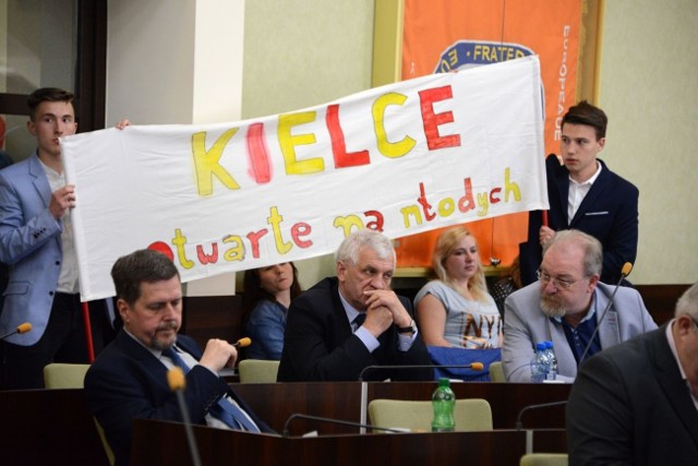 Na ostatniej sesji Rady Miasta obecni byli członkowie Grupy Inicjatywnej Na Rzecz Powołania Młodzieżowej Rady Miasta w Kielcach. Przynieśli ze sobą kilka transparentów. Zapowiadają, że na najbliższej sesji, 30 czerwca, też będą obecni.