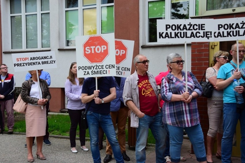 Kilkadziesiąt osób zebrało się w środowe popołudnie pod...