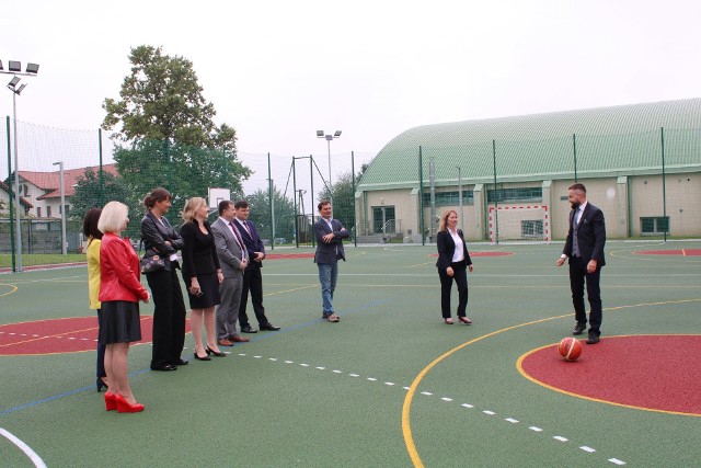 Przy Szkole Podstawowej w Alwerni oficjalnie otwarty został nowy kompleks rekreacyjno-sportowy