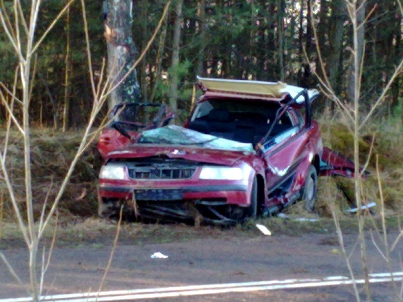 Ksiądz zabił się na drzewie, kilka aut w rowach. Karambol na drodze. (wideo, zdjęcia)