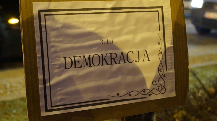 Demonstracja KOD w Częstochowie. "Demokracjo spoczywaj w...