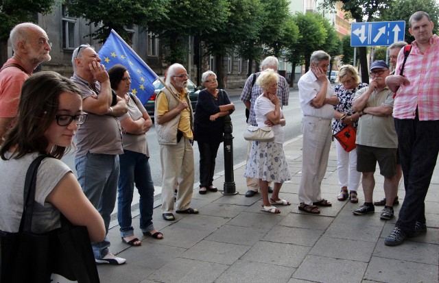 W Grudziądzu - podobnie jak w kilku innych miastach naszego województwa - działacze KOD zorganizowali w poniedziałek  akcję „Bronimy niezależnych sądów”.  Przed budynek Sądu Rejonowego w Grudziądzu przyszło ok. 20 osób.