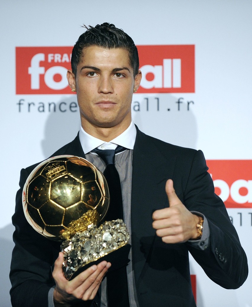Po świetnym sezonie Ronaldo otrzymał wymarzoną Złotą Piłkę,...