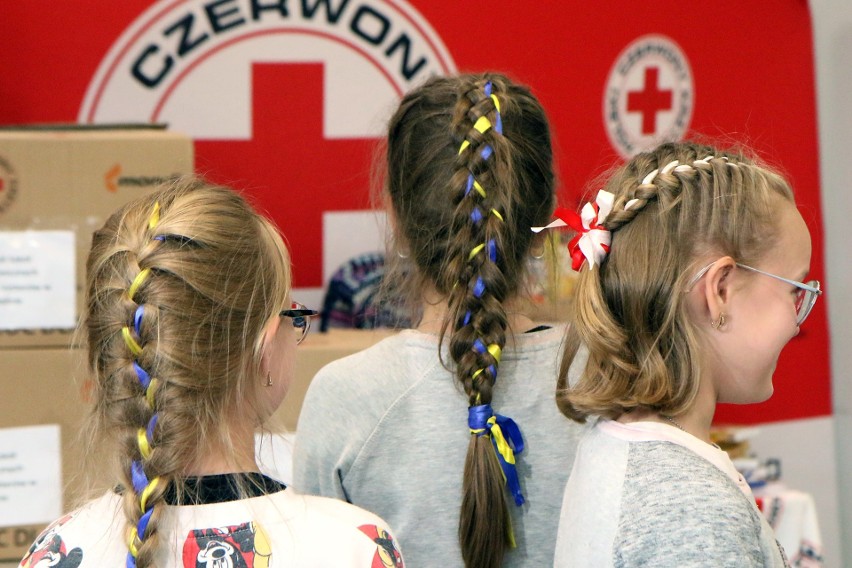 Uczniowie z Ukrainy dostali wyprawkę szkolną. Zrzucili się na nią Polacy, a kupił PCK