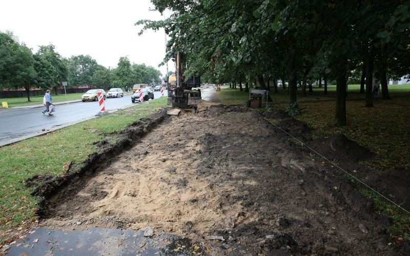 Remont chodnika wzdłuż ul. Armii Krajowej potrwa niecałe dwa...