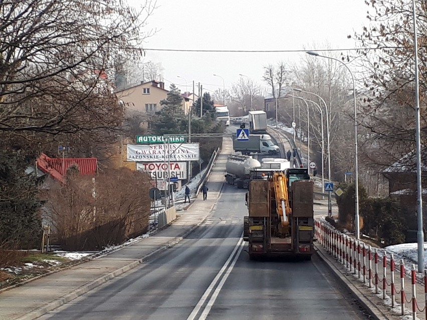 Do zderzenia dwóch samochodów ciężarowych i auta dostawczego...