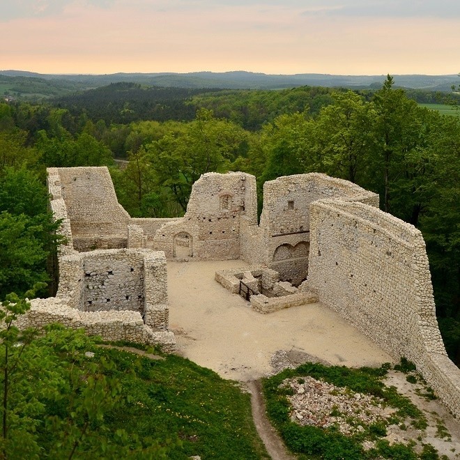 Dla lubiących dłuższe wyprawy warte polecenia są Skały...