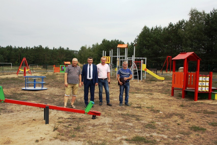 Nowe place zabaw i siłownie plenerowe w pięciu miejscowościach w gminie Sobków otwarte (DUŻO ZDJĘĆ)