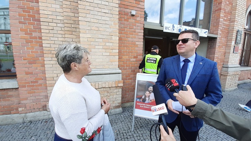 Poseł Przemysław Koperski podczas dzisiejszej konferencji...