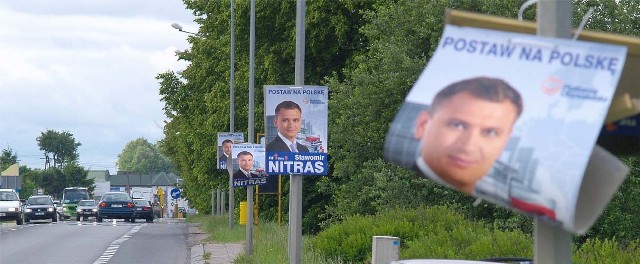 Sławomir Nitras wisi niemal na wszystkich lampach w mieście.