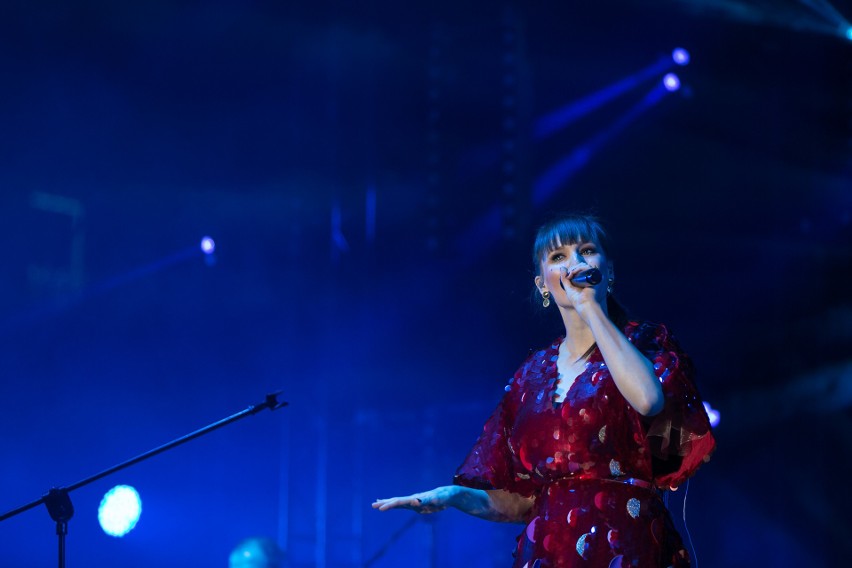 Sylwester 2017 Kraków. Gwiazdy roztańczyły Rynek Główny. Na scenie Kasia Moś, Natalia Nykiel i Bovska [ZDJĘCIA]