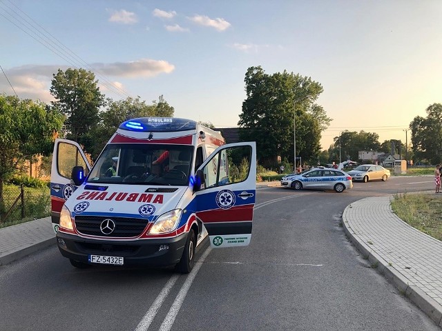 Do wypadku doszło w czwartek, 13 czerwca, w Studzieńcu koło Kożuchowa. Pijany motocyklista wypadł z drogi i przewrócił się uderzając w krawężnik. Ranny około 25-letni mężczyzna trafił do szpitala w Zielonej Górze. Do zdarzenia doszło na wysokości posesji nr 3 w Studzieńcu. Mężczyzna nie miał kasku. Upadając uderzył głową w asfalt. Na miejsce wypadku została wezwana karetka pogotowia ratunkowego. Ranny został zabrany do karetki. Okazało się, że to około 25-letni mężczyzna. Był pijany. – Badanie alkomatem wykazało u motocyklisty 1,5 promila alkoholu – mówi sierż. szt. Renata Dąbrowicz – Kozłowska, rzeczniczka nowosolskiej policji. Ponadto mężczyzna nie miał prawa jazdy na motocykl.Karetka pogotowia ratunkowego zabrała rannego do szpitala w Zielonej Górze.POLECAMY RÓWNIEŻ PAŃSTWA UWADZE:Szalona ucieczka motocyklisty po ulicach Nowej Soli