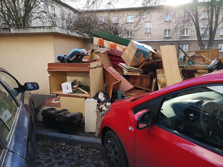 Kraków. Osiedle Zielone w Nowej Hucie tonie w śmieciach [ZDJĘCIA]