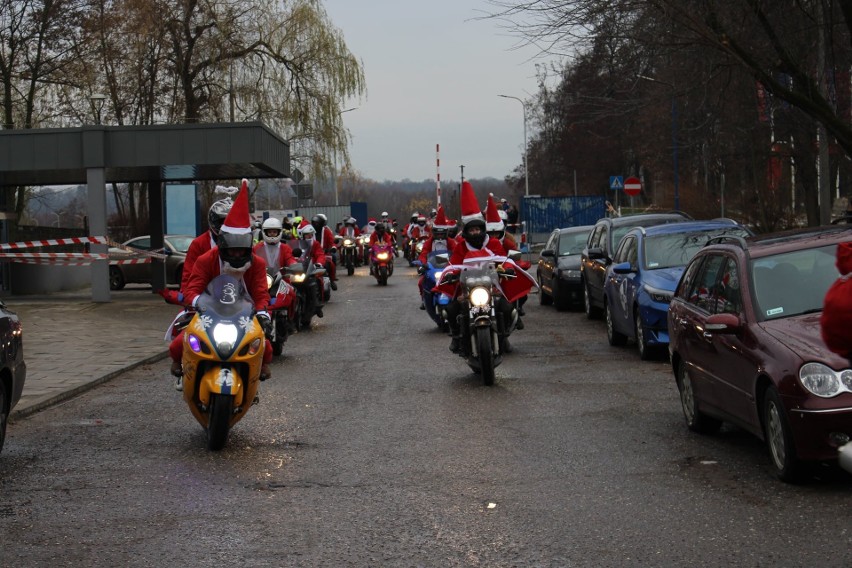 MotoMikołaje opanowali Kraków! Pasjonaci dwóch kółek zorganizowali świąteczną akcję z myślą o najmłodszych [ZDJĘCIA]