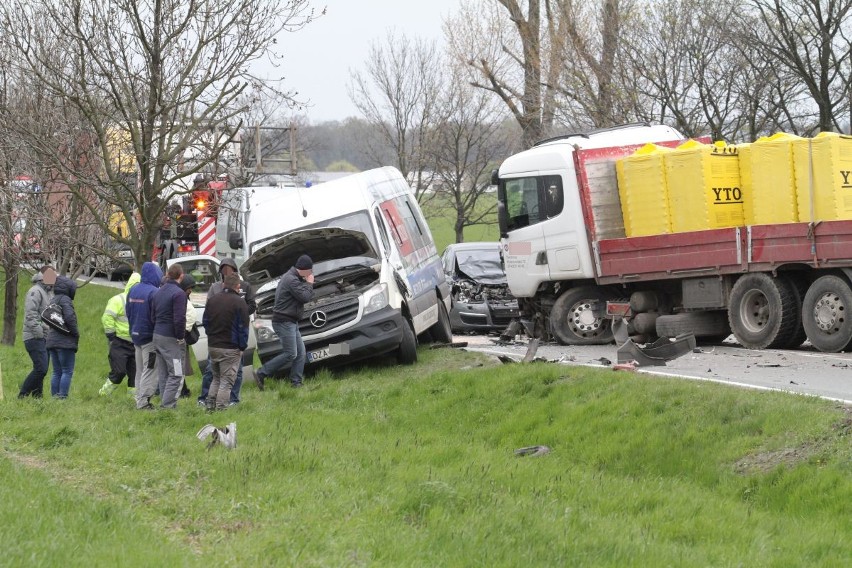 Karambol na drodze Wrocław - Świdnica. 9 osób rannych, w tym dwie ciężko