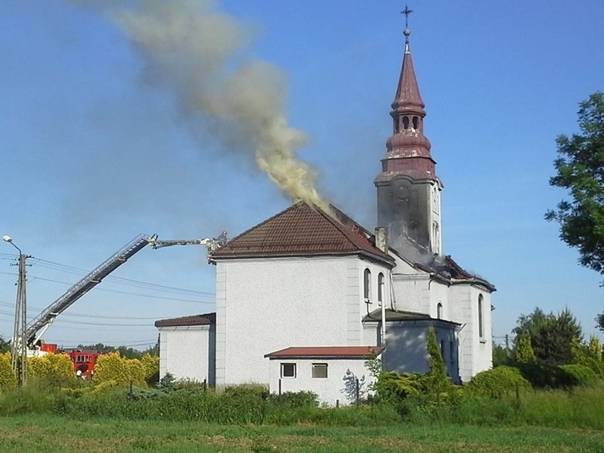 Spłonął dach byłego kościoła w Nieboczowach