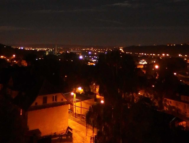 Tak wygląda oświetlenie osiedla Wzgórze w Starachowicach. Wkrótce rozbłyśnie dzięki nowym lampom ulicznym