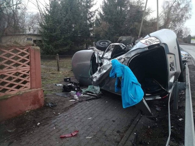 Przed godziną 2 doszło do tragicznego wypadku w miejscowości Kwieciszewo. 3 osoby nie żyją.Więcej informacji na kolejnych slajdach --->
