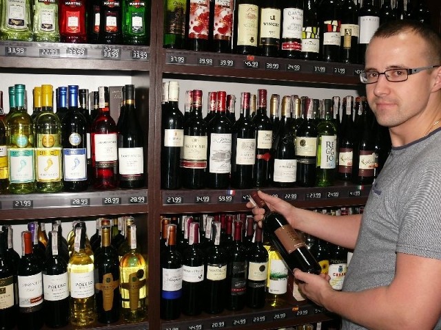 Robert Reichert - właściciel sklepu "Galeria Alkoholi" w Stalowej Woli zauważa, że młodzi ludzie zamiast wódki częściej wybierają whisky i piwa regionalne.