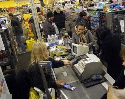 Klienta denerwuje wszystko, a każda reakcja kasjera wydaje mu się niewłaściwa.