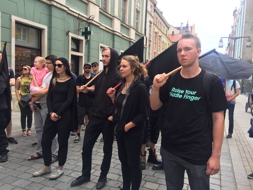 Protesty we Wrocławiu: "Wczoraj nazizm, dziś islamizacja" oraz "Wrocław wita uchodźców" [ZDJĘCIA]