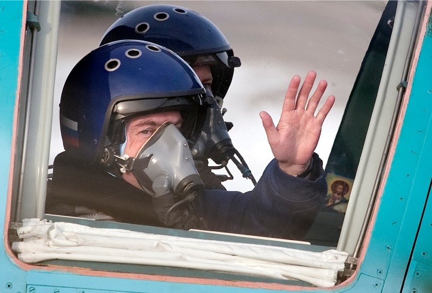 Rosyjski premier Dmitrij Miedwiediew w samolocie Su 34