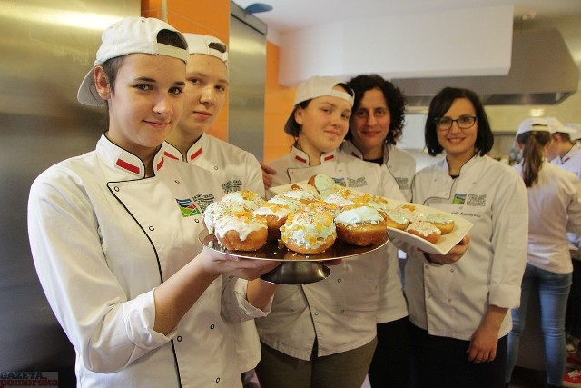 Uczniowie ZS Centrum Kształcenia Rolniczego w Starym Brześciu przygotowują pączki.Na korytarzu Zespołu Szkół Centrum Kształcenia Rolniczego w  Starym Brześciu intensywne zapachy. To znak, że uczniowie klasy II technikum żywienia i usług gastronomicznych zabrali się za  smażenie pączków, jednego z tradycyjnych wypieków karnawałowych. Tłusty Czwartek w tym roku przypadnie 8 lutego. Do tego czasu uczniowie poznają tajniki przygotowania tych słodyczy. - Najważniejsza jest dobra receptura i tradycyjne składniki - mówi Anna Kozłowska, nauczyciel zawodu w ZS CKR. - My bazujemy na sprawdzonych przepisach. Liczy się dobra mąka prosto z  młyna, odpowiednia liczba żółtek i  porządne wyrobienie ciasta, tak by odchodziło od naczynia. Po usmażeniu w dobrym oleju z ziemniakiem gotowe pączki dekorowane są kolorowym lukrem i barwną posypką.Info z Polski - przegląd najciekawszych informacji z kraju [25.01.2018]