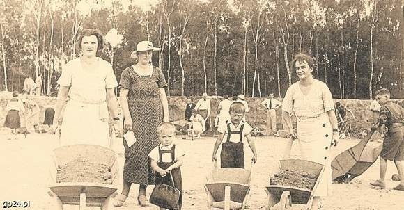 W sypaniu kopca Piłsudskiego brały udział całe rodziny, które na Sowiniec przyjeżdżały nie tylko z Krakowa, ale właściwie z całej Polski. Władysława Wiecha (pierwsza z lewej) razem z siostrą (druga z lewej) i siostrzeńcami przy budowie kopca na Sowińcu.