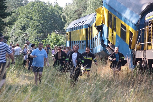 Do wypadku doszlo okolo godz. 9 kilkaset metrów za stacją Korzybie w kierunku Miastka. Pociągi osobowe zderzyly sie czolowo na prostym odcinku torowiska. Okolo 20 osób trafilo do szpitali w Slupsku.