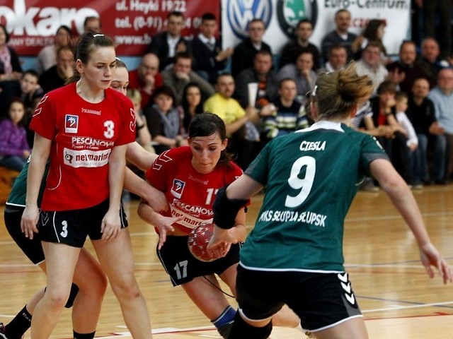 Na zdjęciu Adrianna Gryglicka (z piłką) z Pogoni Szczecin