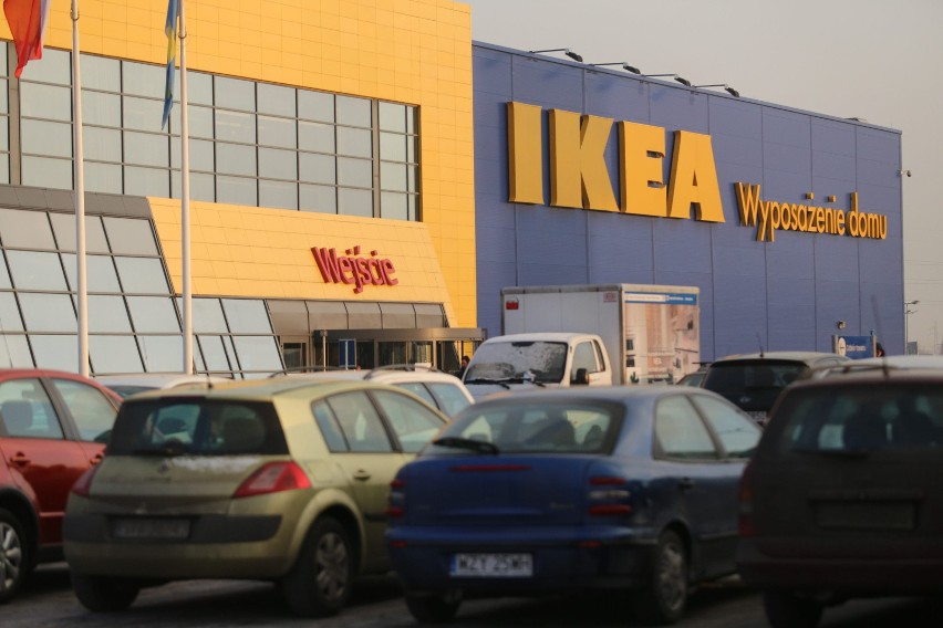 Zarobki w IKEA Siec sklepi meblowych IKEA postanowiła...