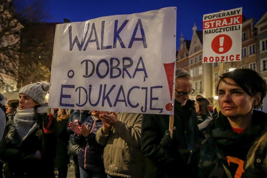 13.04.2019 Długi Targ, fontanna Neptuna. Wiec poparcia dla...