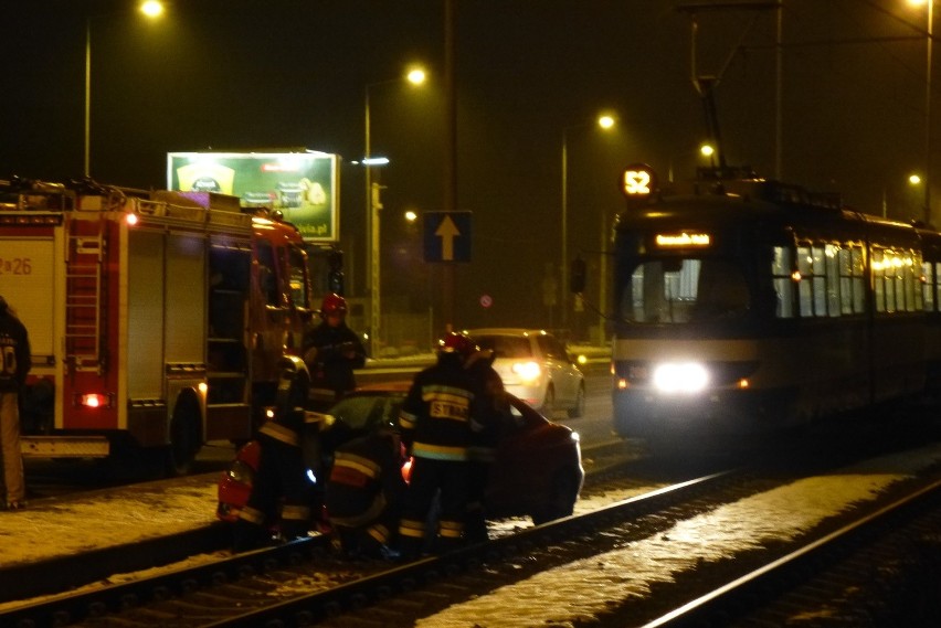 Kraków. Wypadek na Kapelance. Auto wpadło na torowisko [ZDJĘCIA, WIDEO]