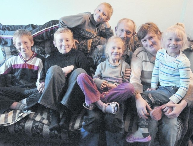 Barbara i Sylwester Gruszkowie ze swoimi dziećmi: Sewerynem, Domnikiem, Arturem, Oliwią i Sylwią