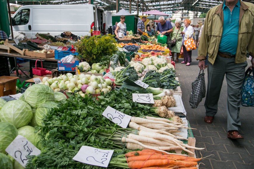 Czereśnie kosztują tyle co szynka. Ile wydajemy na placach targowych?